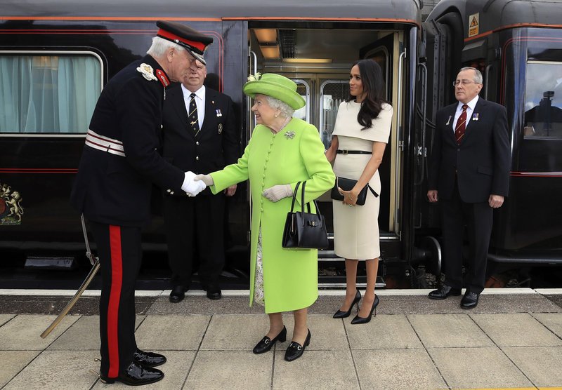Η βασίλισσα Ελισάβετ και η Μέγκαν Μαρκλ... τσακώνονταν ποια θα μπει πρώτη στη λιμουζίνα [εικόνες & βίντεο] | iefimerida.gr 5