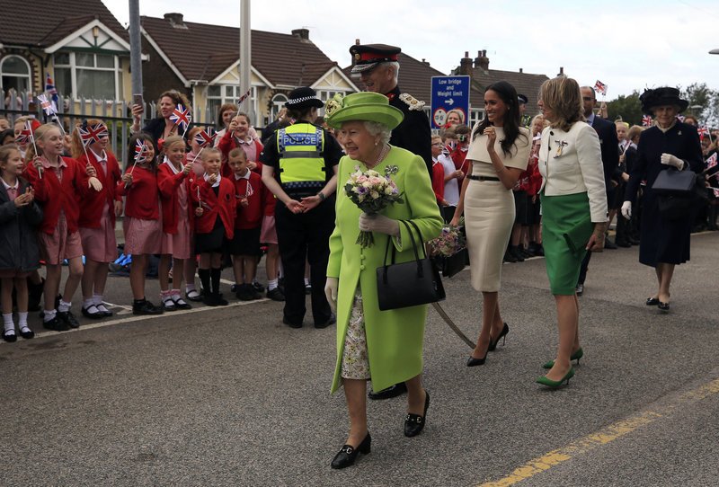 Η βασίλισσα Ελισάβετ και η Μέγκαν Μαρκλ... τσακώνονταν ποια θα μπει πρώτη στη λιμουζίνα [εικόνες & βίντεο] | iefimerida.gr 3