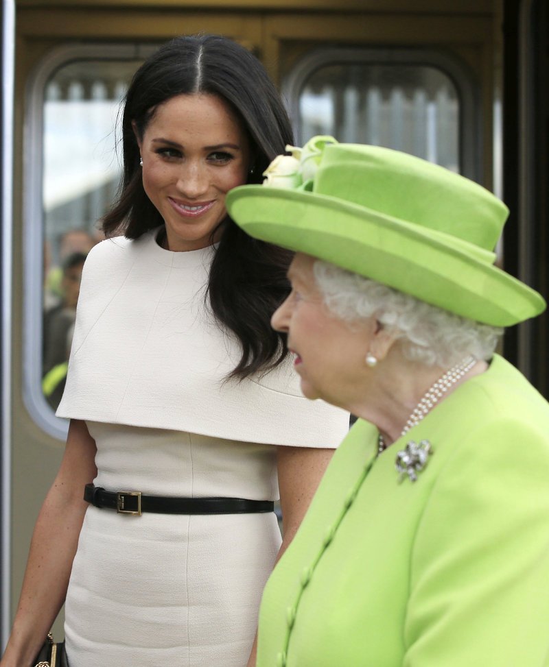 Η βασίλισσα Ελισάβετ και η Μέγκαν Μαρκλ... τσακώνονταν ποια θα μπει πρώτη στη λιμουζίνα [εικόνες & βίντεο] | iefimerida.gr 4