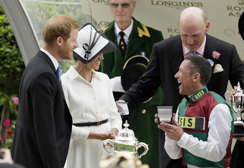 Πρώτη φορά: Η Μέγκαν στις ιπποδρομίες του Ασκοτ -Απλή με ένα λευκό shirt dress [εικόνες]  | iefimerida.gr 6