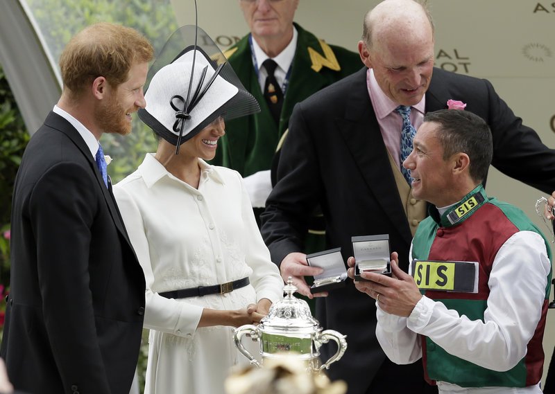 Πρώτη φορά: Η Μέγκαν στις ιπποδρομίες του Ασκοτ -Απλή με ένα λευκό shirt dress [εικόνες]  | iefimerida.gr 5