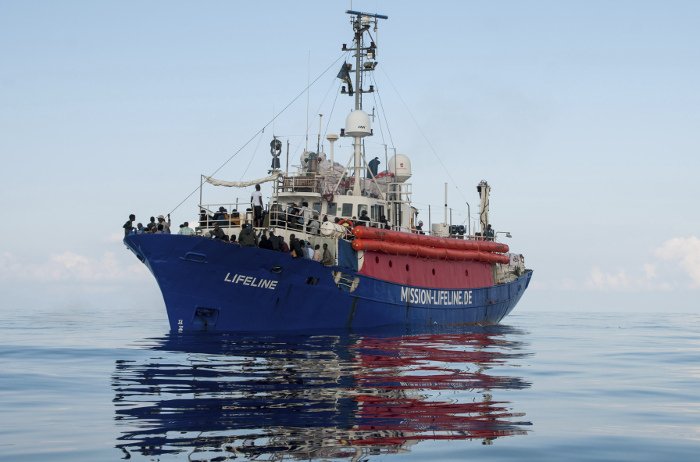 Συνεχίζεται η οδύσσεια των προσφύγων πάνω στο πλοίο Lifeline | iefimerida.gr 0