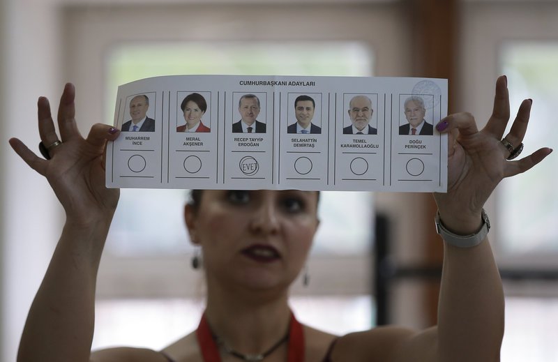 Ενα ψηφοδέλτιο υπέρ του Ερντογάν -Φωτογραφία: AP
