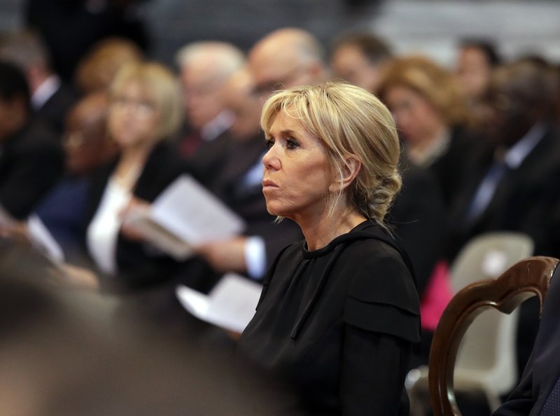 Η Μπριζίτ Μακρόν πήγε στον Πάπα αλλά ξέχασε κάτι να φορέσει [εικόνες] | iefimerida.gr 6