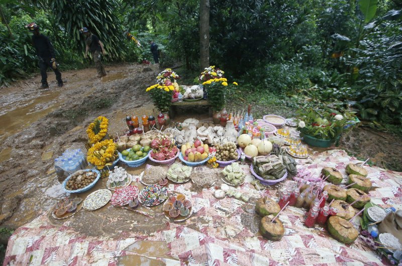 Ταϊλάνδη: Εγκλωβισμένα 12 παιδιά με τον προπονητή τους σε σπηλιά -Πλήθος προσεύχεται απ’ έξω [εικόνες] | iefimerida.gr 3