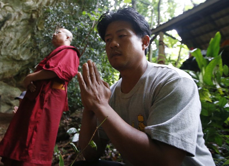 Ταϊλάνδη: Εγκλωβισμένα 12 παιδιά με τον προπονητή τους σε σπηλιά -Πλήθος προσεύχεται απ’ έξω [εικόνες] | iefimerida.gr 4