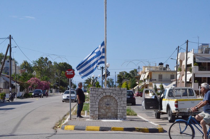 Αργος: Οι σημαίες κυματίζουν μεσίστιες για τη συμφωνία με την ΠΓΔΜ [εικόνες]   | iefimerida.gr 2