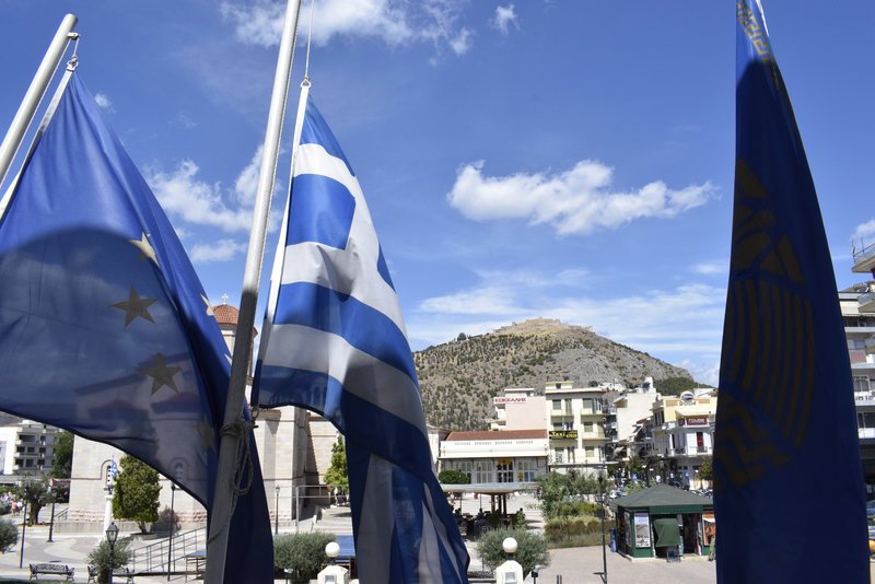 Αργος: Οι σημαίες κυματίζουν μεσίστιες για τη συμφωνία με την ΠΓΔΜ [εικόνες]   | iefimerida.gr 6