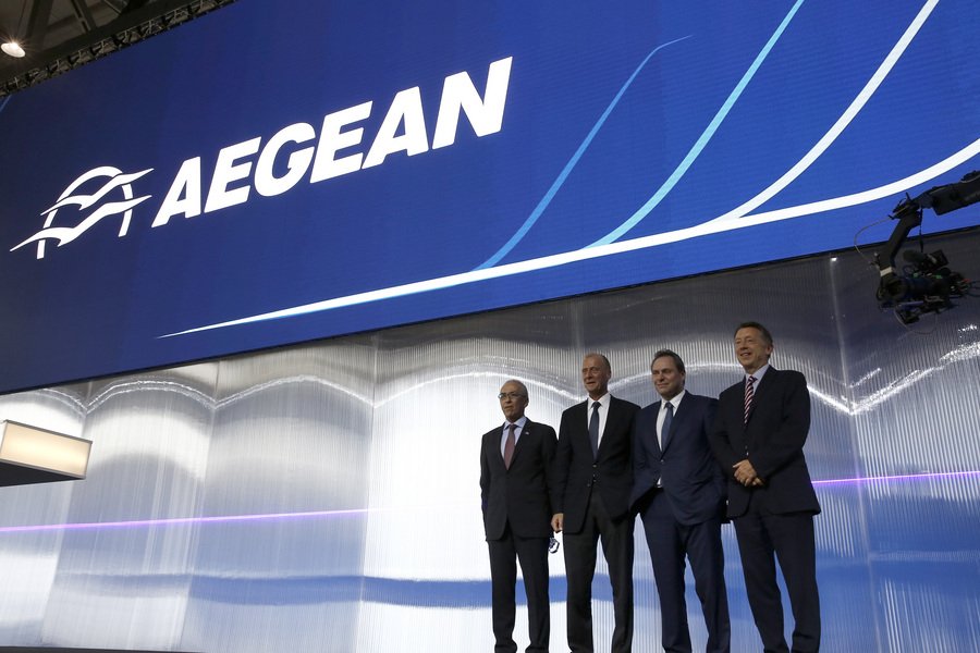 Ο Ευτύχης Βασιλάκης, ο CEO της Aegean Δημήτρης Γερογιάννης και ο CEO της Airbus Dr. Tom Enders (2Α), δίνουν τα χέρια μετά την υπογραφή κατά τη διάρκεια της εκδήλωσης της Aegean για την επίσημη υπογραφή της παραγγελίας των αεροσκαφών Airbus A320neo