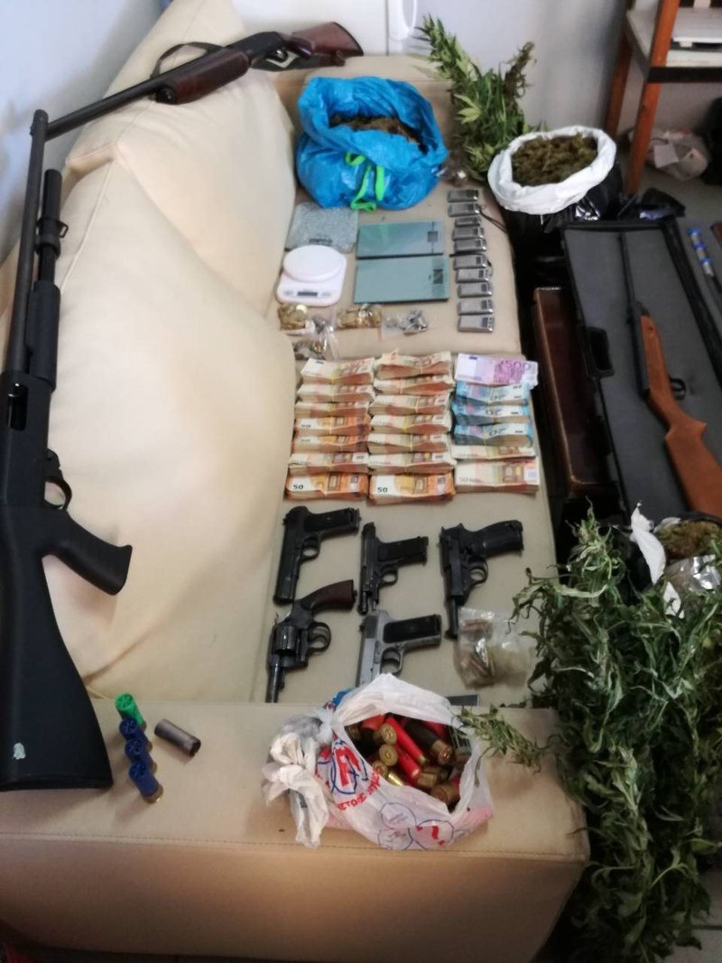 Επιχείρηση σε καταυλισμούς Ρομά: Οπλα, ναρκωτικά και 93.000 ευρώ -24 συλλήψεις [εικόνες] | iefimerida.gr 1