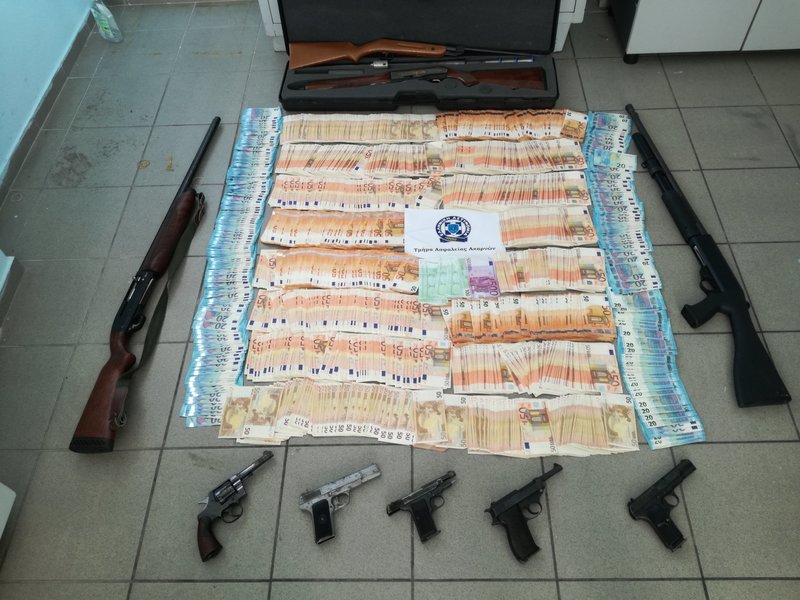 Επιχείρηση σε καταυλισμούς Ρομά: Οπλα, ναρκωτικά και 93.000 ευρώ -24 συλλήψεις [εικόνες] | iefimerida.gr 2