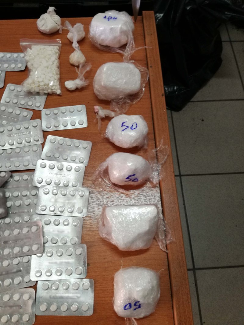 Επιχείρηση σε καταυλισμούς Ρομά: Οπλα, ναρκωτικά και 93.000 ευρώ -24 συλλήψεις [εικόνες] | iefimerida.gr 3