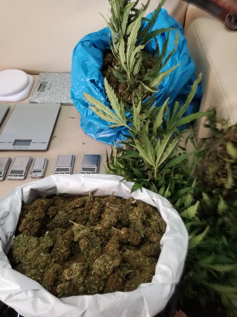 Επιχείρηση σε καταυλισμούς Ρομά: Οπλα, ναρκωτικά και 93.000 ευρώ -24 συλλήψεις [εικόνες] | iefimerida.gr 4