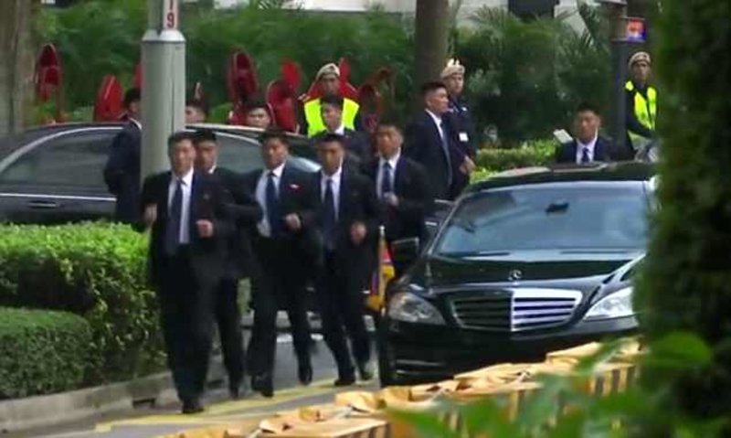 Η σκληρή εκπαίδευση των μπόντιγκαρντ του Κιμ που τρέχουν γύρω από το αυτοκίνητό του [εικόνες] | iefimerida.gr 2