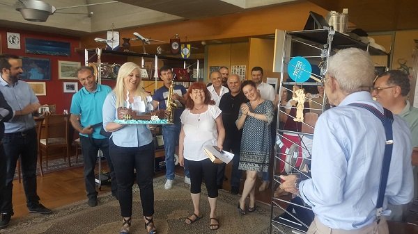 Τούρτα καράβι για τα γενέθλια του Μπουτάρη -Του ευχήθηκαν με σαξόφωνο [εικόνες] | iefimerida.gr 0