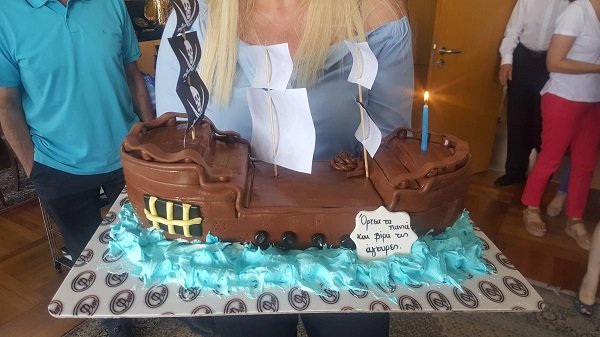 Τούρτα καράβι για τα γενέθλια του Μπουτάρη -Του ευχήθηκαν με σαξόφωνο [εικόνες] | iefimerida.gr 1