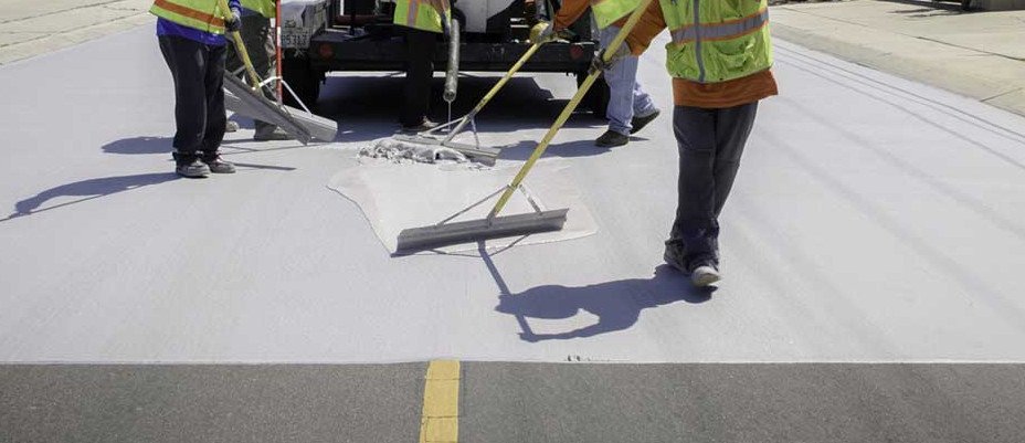 O Δ. Αθηναίων στρώνει στην άσφαλτο καινοτόμο υλικό για μείωση της θερμοκρασίας στην πόλη [εικόνες] | iefimerida.gr 3