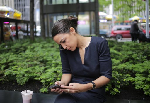 Η νέα σταρ των Δημοκρατικών: Πρώην σερβιτόρα, κόρη Πορτορικανής καθαρίστριας [εικόνες] | iefimerida.gr 1