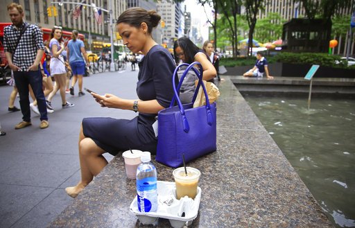 Η νέα σταρ των Δημοκρατικών: Πρώην σερβιτόρα, κόρη Πορτορικανής καθαρίστριας [εικόνες] | iefimerida.gr 3