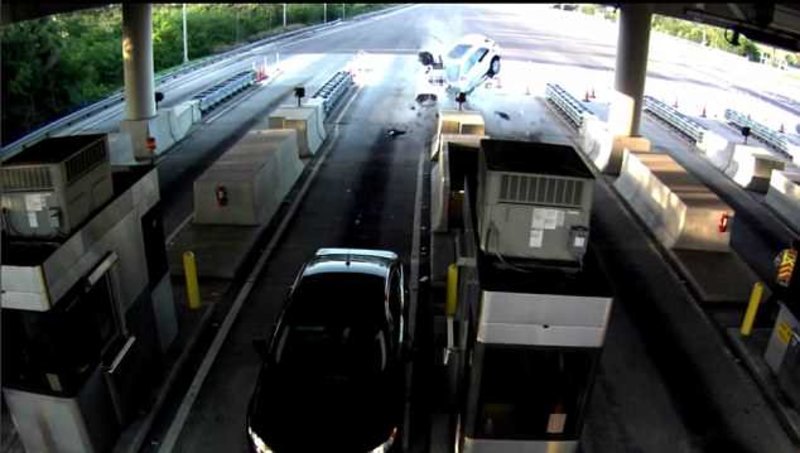 Σοκαριστικό τροχαίο στη Φλόριντα: Πετάχτηκε από το παρμπρίζ του αυτοκινήτου [εικόνες & βίντεο] | iefimerida.gr 2