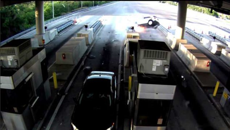 Σοκαριστικό τροχαίο στη Φλόριντα: Πετάχτηκε από το παρμπρίζ του αυτοκινήτου [εικόνες & βίντεο] | iefimerida.gr 1