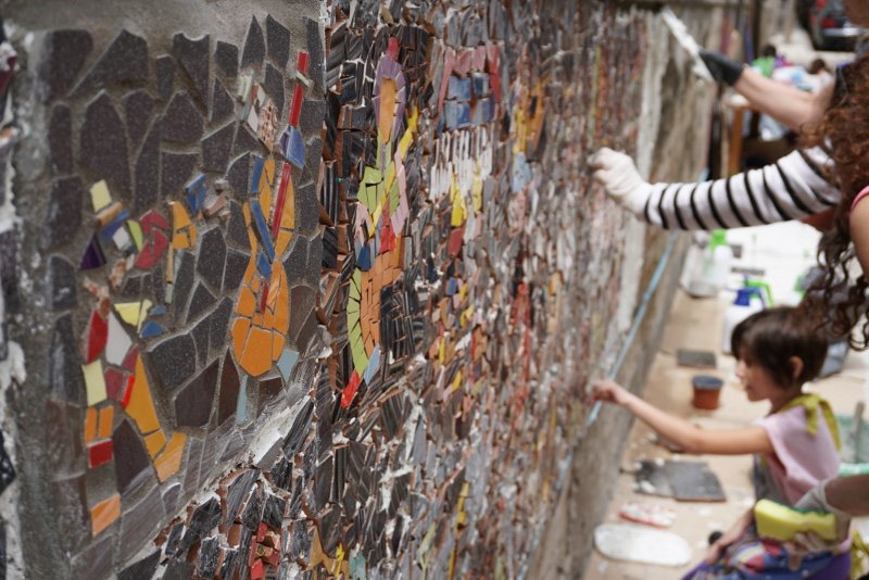 Θεσσαλονίκη: Μωσαϊκές τοιχογραφίες από πλακίδια, μπάζα, καπάκια, χρωματίζουν την πόλη [εικόνες] | iefimerida.gr 2