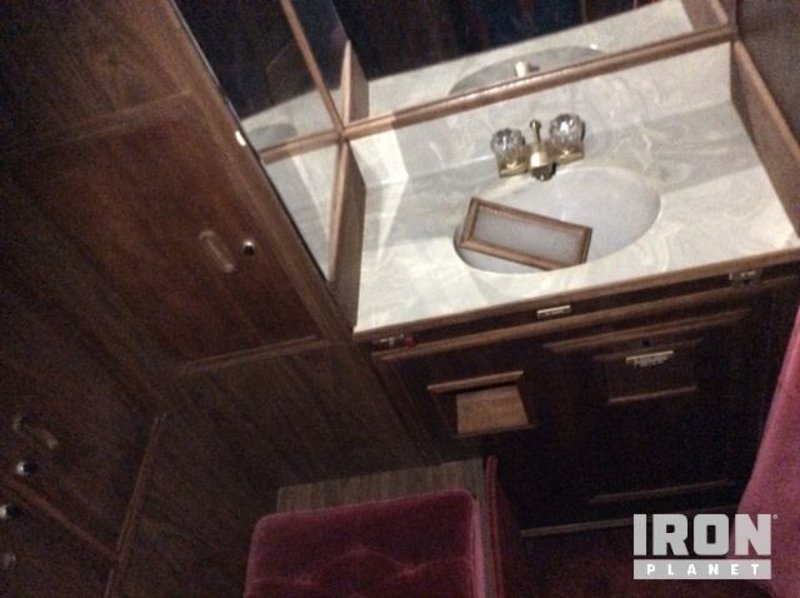 Πωλείται το ιδιωτικό τζετ του Ελβις -Με βελούδα και χρυσό, αλλά σκοροφαγωμένο [εικόνες] | iefimerida.gr 7