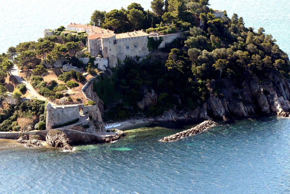 Ο Μακρόν θέλει πισίνα στη βραχονησίδα-εξοχικό -Σάλος στη Γαλλία [εικόνες] | iefimerida.gr 0