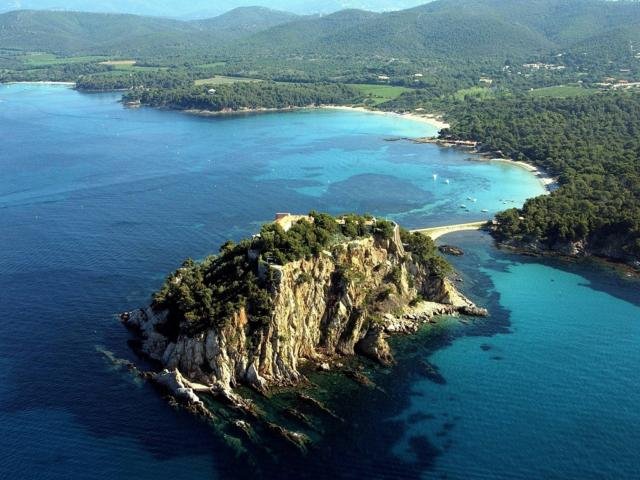 Ο Μακρόν θέλει πισίνα στη βραχονησίδα-εξοχικό -Σάλος στη Γαλλία [εικόνες] | iefimerida.gr 2