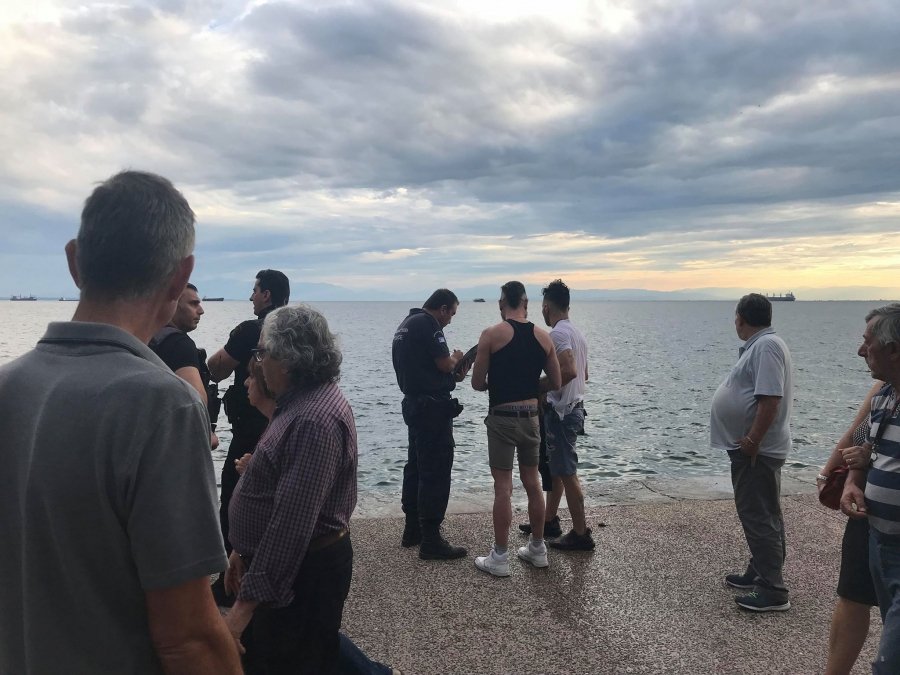 Τα δύο θύματα της επίθεσης μιλούν με αστυνομικό
