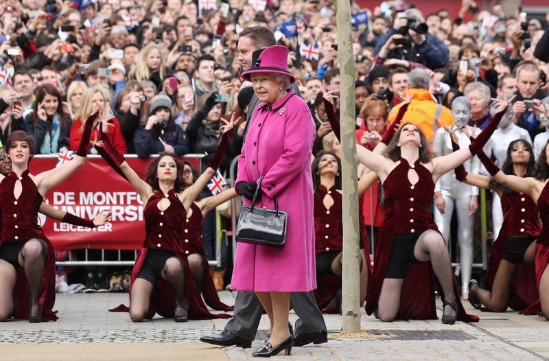 Γιατί η βασίλισσα Ελισάβετ φοράει πάντα φωσφοριζέ ρούχα -Υπάρχει λόγος | iefimerida.gr 14