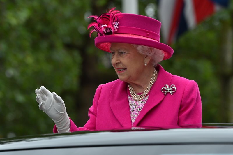 Γιατί η βασίλισσα Ελισάβετ φοράει πάντα φωσφοριζέ ρούχα -Υπάρχει λόγος | iefimerida.gr 21