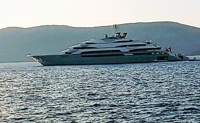 Στη Σύμη το 7οροφο πλωτό παλάτι του Ρώσου κροίσου Ρασνίκοφ -6 πισίνες, ελικοδρόμιο, club [εικόνες] | iefimerida.gr 0