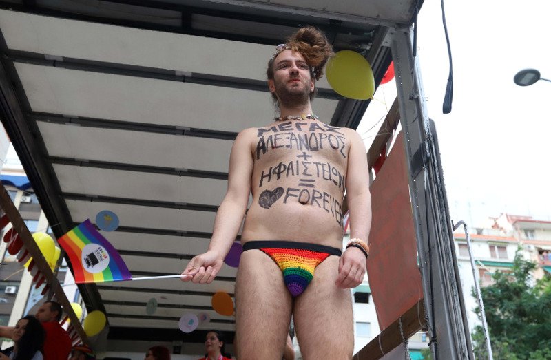 Gay Pride: «Μ. Αλέξανδρος & Ηφαιστείων=Love Forever», έγραφε στο στήθος του το Τζέισον-Αντιγόνη | iefimerida.gr 2