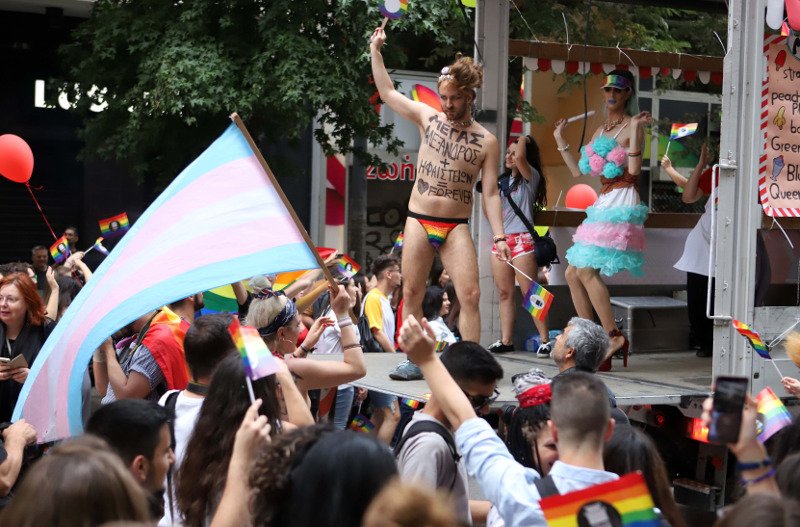 Gay Pride: «Μ. Αλέξανδρος & Ηφαιστείων=Love Forever», έγραφε στο στήθος του το Τζέισον-Αντιγόνη | iefimerida.gr 1