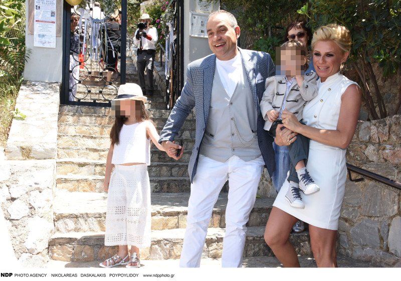 Κατσούλης-Καραβάτου βάπτισαν τον γιο τους -Η οικογένεια και οι καλεσμένοι [εικόνες] | iefimerida.gr 5