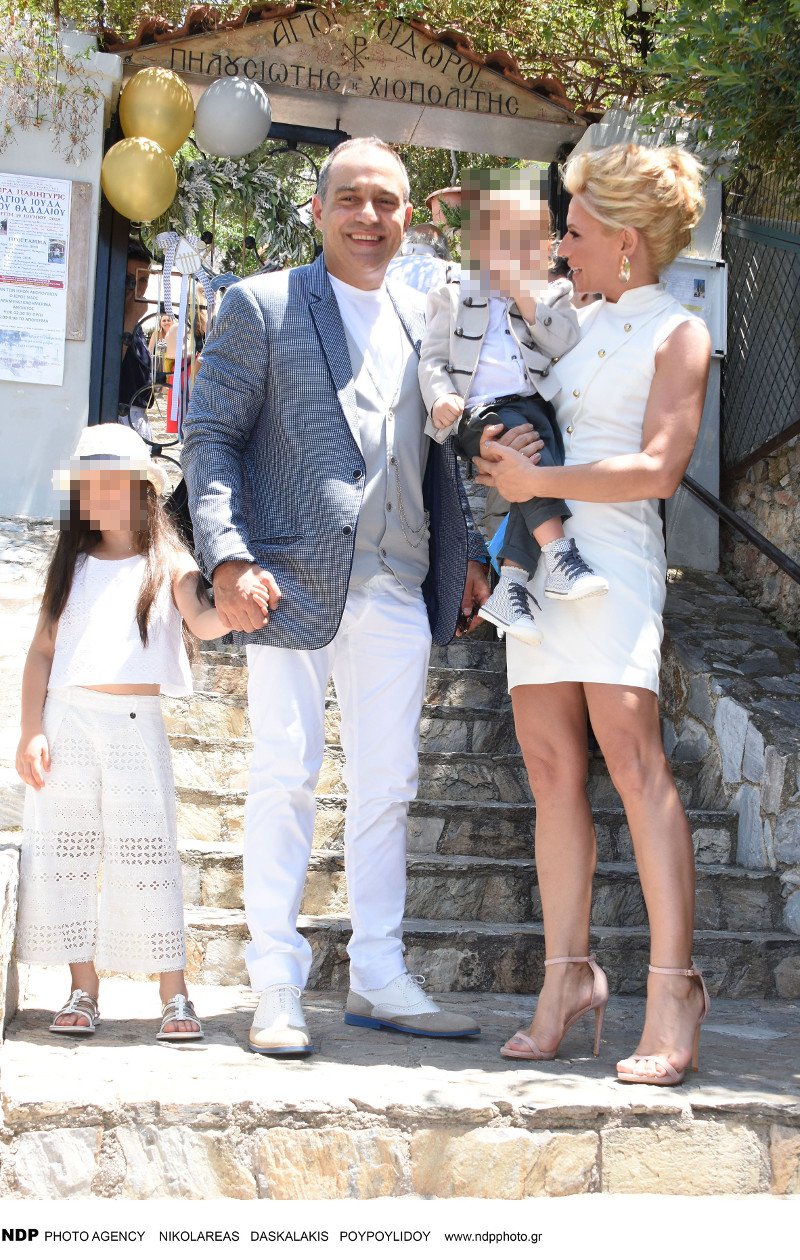 Κατσούλης-Καραβάτου βάπτισαν τον γιο τους -Η οικογένεια και οι καλεσμένοι [εικόνες] | iefimerida.gr 4