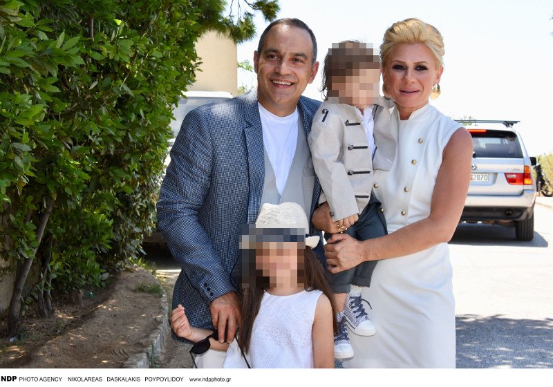 Κατσούλης-Καραβάτου βάπτισαν τον γιο τους -Η οικογένεια και οι καλεσμένοι [εικόνες] | iefimerida.gr 2
