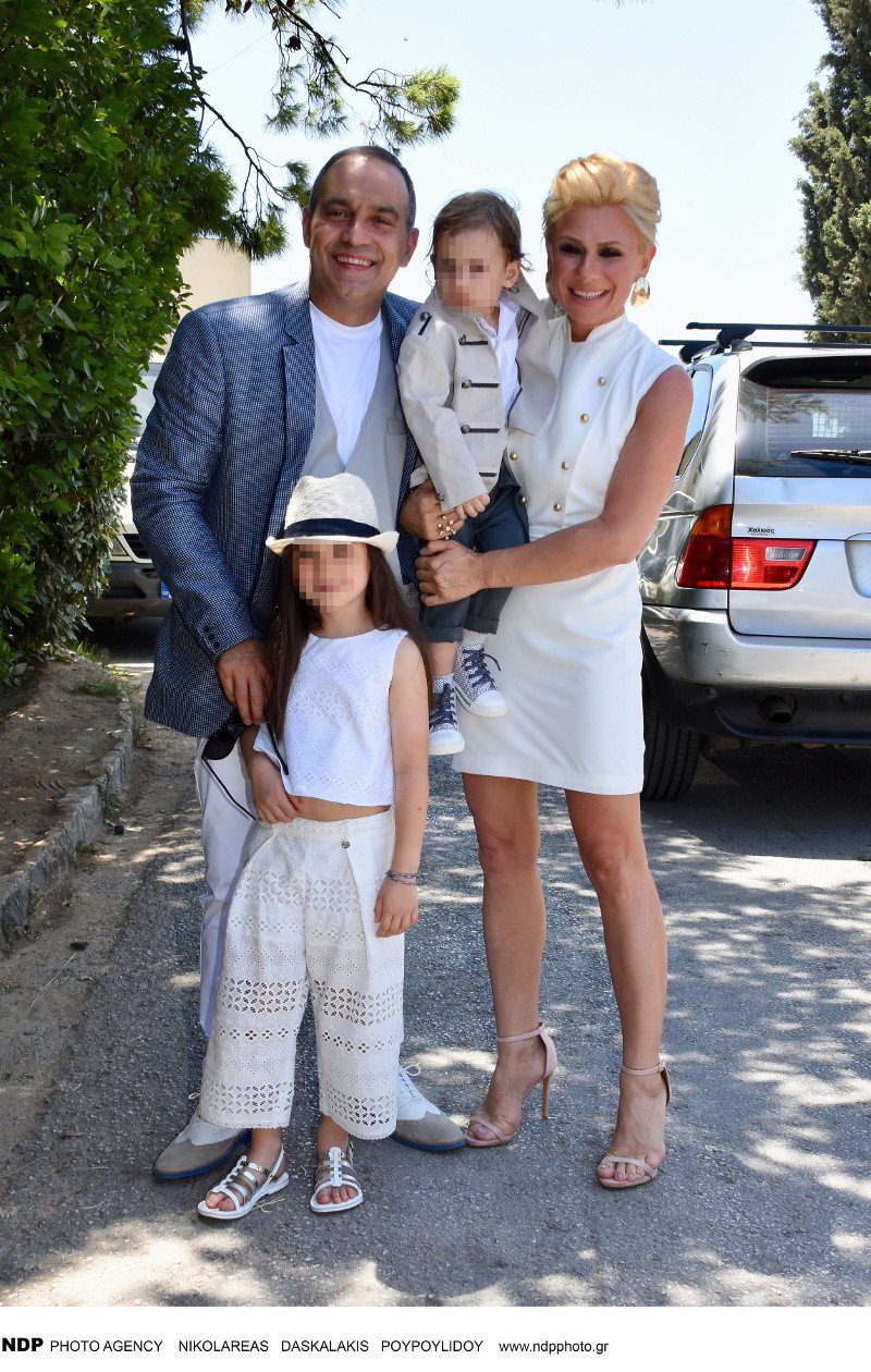 Κατσούλης-Καραβάτου βάπτισαν τον γιο τους -Η οικογένεια και οι καλεσμένοι [εικόνες] | iefimerida.gr 1
