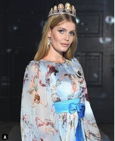 Οι απίθανες στιλιστικές επιλογές της ανιψιάς της πριγκίπισσας Νταϊάνας, λαίδης Κίτι Σπένσερ [εικόνες]  | iefimerida.gr 2