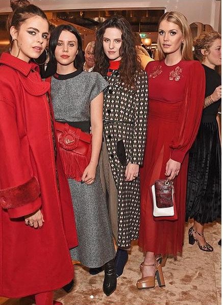 Οι απίθανες στιλιστικές επιλογές της ανιψιάς της πριγκίπισσας Νταϊάνας, λαίδης Κίτι Σπένσερ [εικόνες]  | iefimerida.gr 5