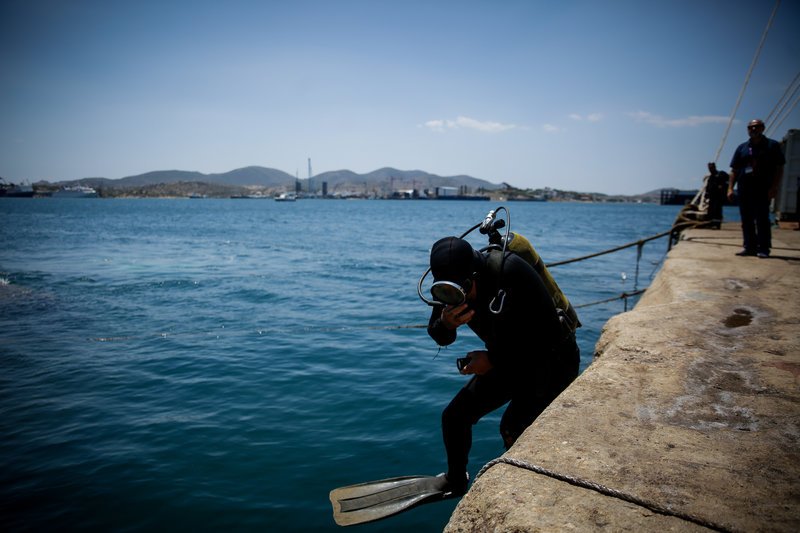 Το τέλος του ναυαγίου του «Corfu Island» -Επιχείρηση ανέλκυσης στο Πέραμα [εικόνες] | iefimerida.gr 3