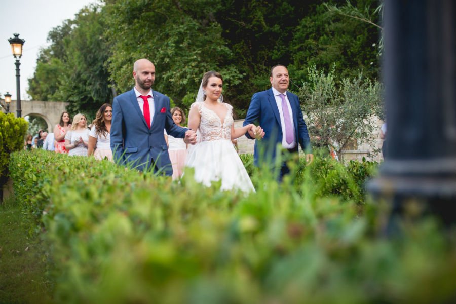 Εντυπωσιακή Κρητικιά δημοσιογράφος παντρεύτηκε στα Χανιά -Το γλέντι πριν από τον γάμο [εικόνες & βίντεο] | iefimerida.gr 3