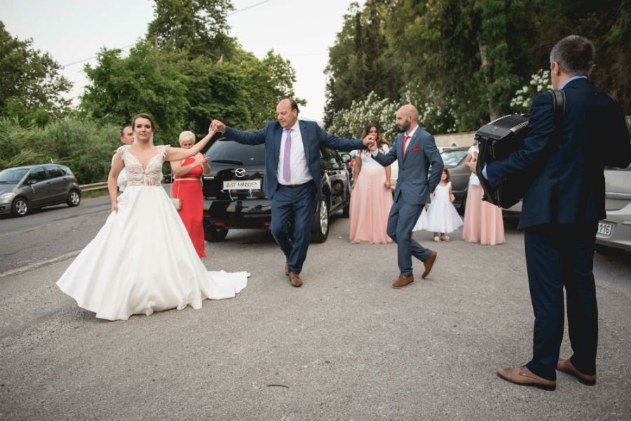 Εντυπωσιακή Κρητικιά δημοσιογράφος παντρεύτηκε στα Χανιά -Το γλέντι πριν από τον γάμο [εικόνες & βίντεο] | iefimerida.gr 1