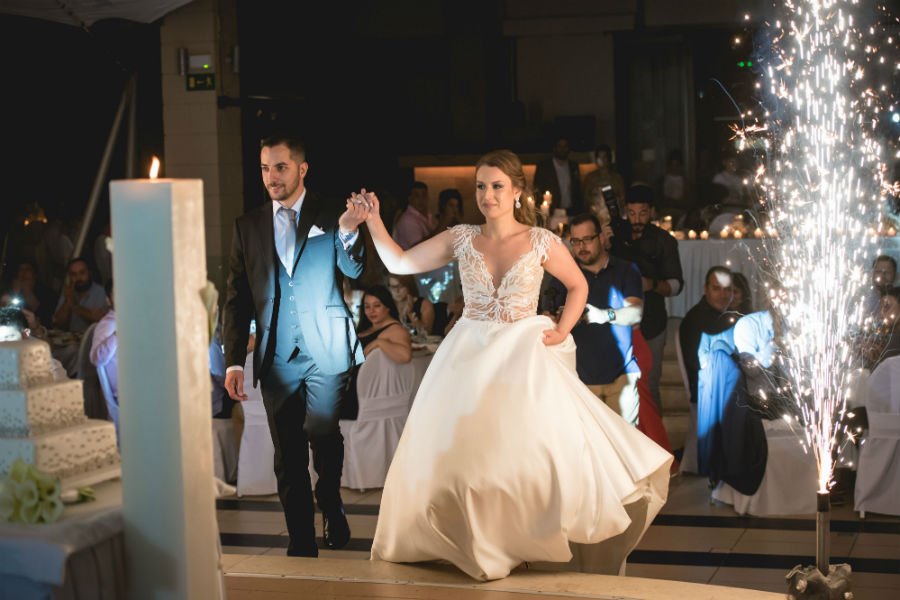 Εντυπωσιακή Κρητικιά δημοσιογράφος παντρεύτηκε στα Χανιά -Το γλέντι πριν από τον γάμο [εικόνες & βίντεο] | iefimerida.gr 0