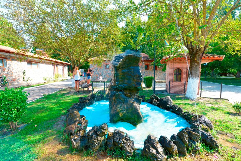 Λασπόλουτρα Κρηνίδων: Χιλιάδες Ελληνες και ξένοι απολαμβάνουν τις ευεργετικές ιδιότητές τους [εικόνες] | iefimerida.gr 3