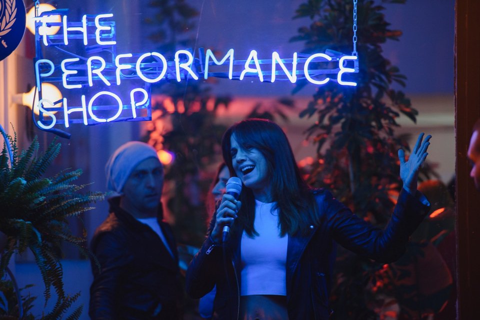 Pop-up μαγαζί φιλοξενεί παραστάσεις στη βιτρίνα -Ωρες καταστημάτων [πρόγραμμα] | iefimerida.gr 1