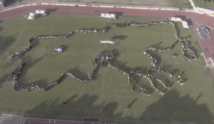 Εδεσσα: 1.500 χορευτές σχημάτισαν με τα σώματά τους τη Μακεδονία [εικόνα] | iefimerida.gr 0