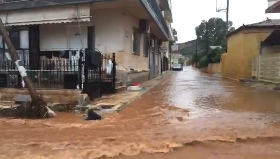 Κατακλυσμός στη Μάνδρα -Προβλήματα, ουρές στην Εθνική [εικόνες & βίντεο] | iefimerida.gr 1