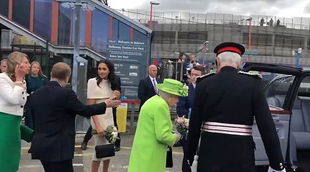 Η βασίλισσα Ελισάβετ και η Μέγκαν Μαρκλ... τσακώνονταν ποια θα μπει πρώτη στη λιμουζίνα [εικόνες & βίντεο] | iefimerida.gr 0